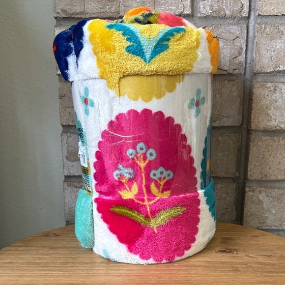 The Big One Plush Oversized Colorful Spring Flowers Throw Blanket 5' x 6' Floral - Picture 8 of 12